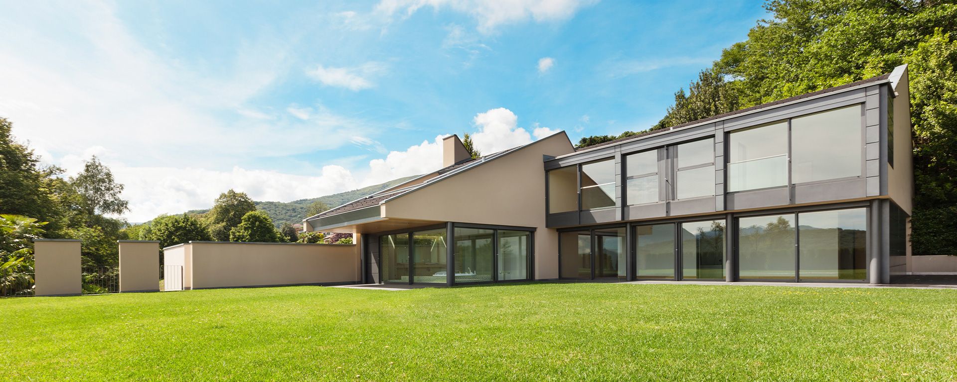 moderne Villa mit großer Fensterfront